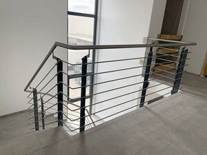 Stahlgeländer mit Stabfüllung und Edelstahlhandlauf