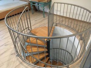 Edelstahlgeländer im Haus an Einer Wendeltreppe